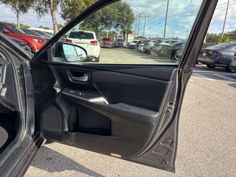 Used 2017 Toyota Camry SE image 13