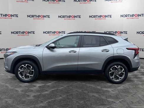 Used 2024 Chevrolet Trax LT w/ Driver Confidence Package FWD image 3