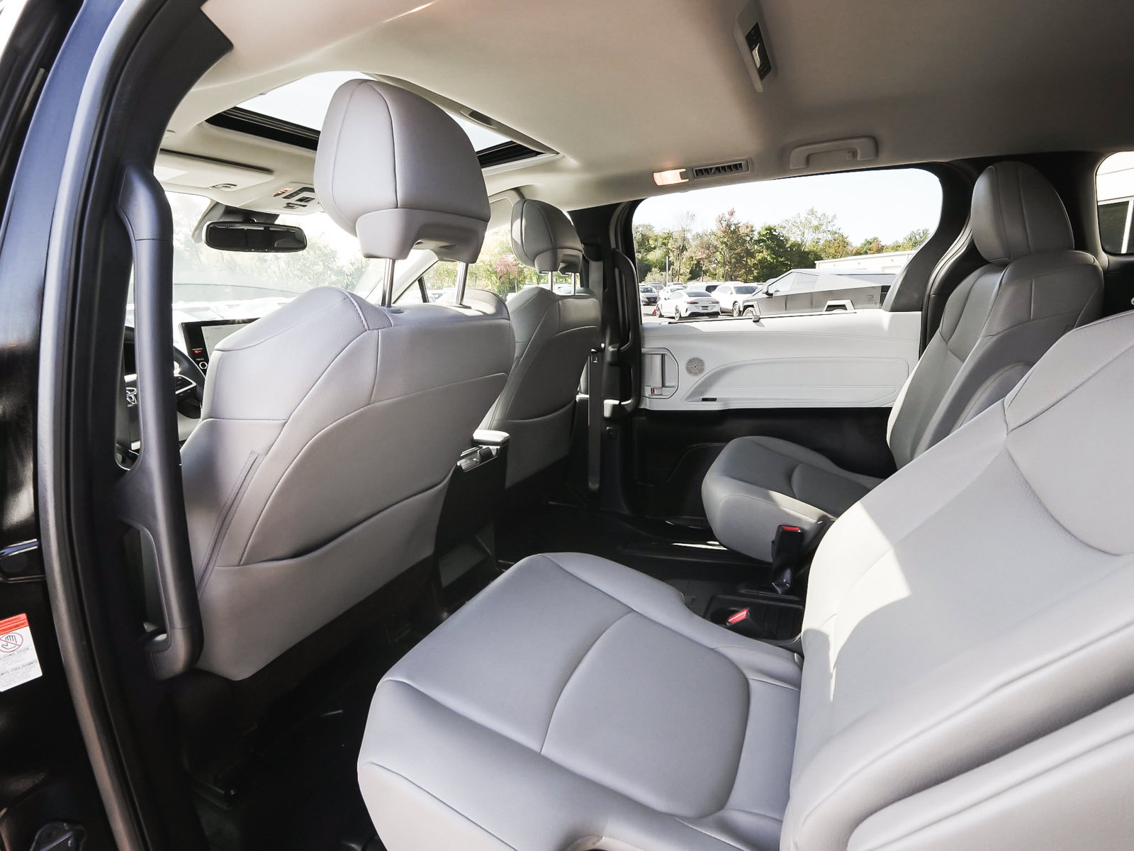 Used 2025 Toyota Sienna XLE FWD image 33