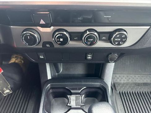 Certified 2017 Toyota Tacoma SR5 AWD/4WD image 18