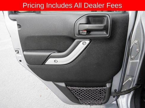 Used 2017 Jeep Wrangler Unlimited Sahara w/ Connectivity Group AWD/4WD image 10