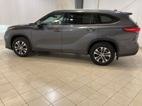 Used 2020 Toyota Highlander XLE image 2