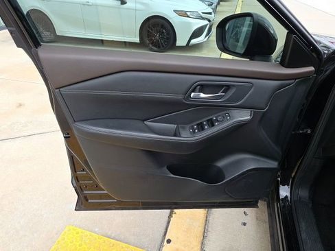 Used 2023 Nissan Rogue SV w/ SV Premium B Package image 11