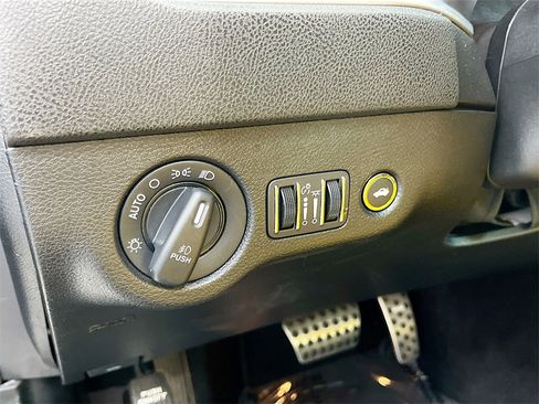 Used 2022 Dodge Charger R/T w/ Blacktop Package image 10