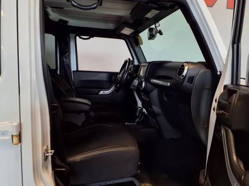 Used 2016 Jeep Wrangler Unlimited Sahara AWD/4WD image 11