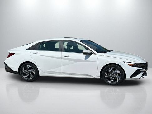 Used 2025 Hyundai Elantra Limited FWD image 4