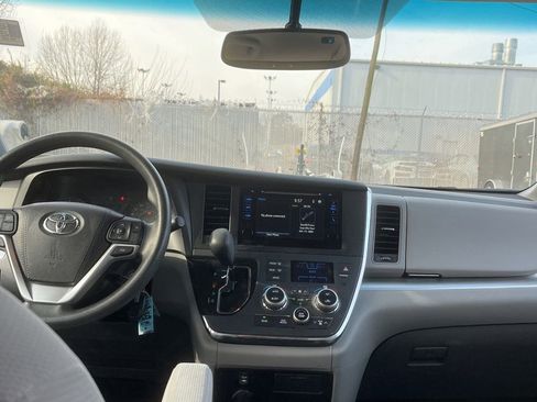 Used 2017 Toyota Sienna LE image 16
