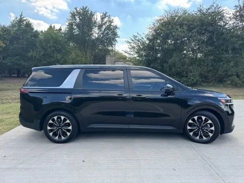 Used 2024 Kia Carnival EX image 5