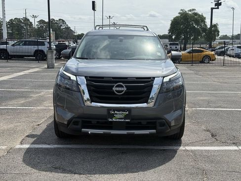 Used 2025 Nissan Pathfinder Platinum FWD image 2