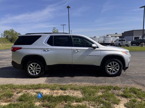 Used 2020 Chevrolet Traverse LT image 2