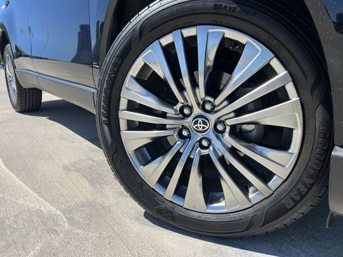 Used 2023 Toyota Venza XLE AWD/4WD image 6