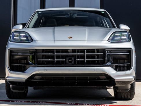 Certified 2025 Porsche Cayenne GTS AWD/4WD image 8