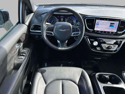 New 2026 Chrysler Voyager LX image 4