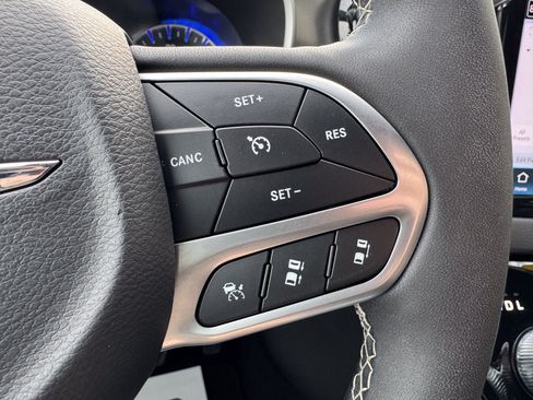 Used 2025 Chrysler Pacifica Select FWD image 12
