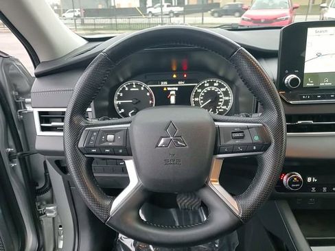 Used 2023 Mitsubishi Outlander SE image 16