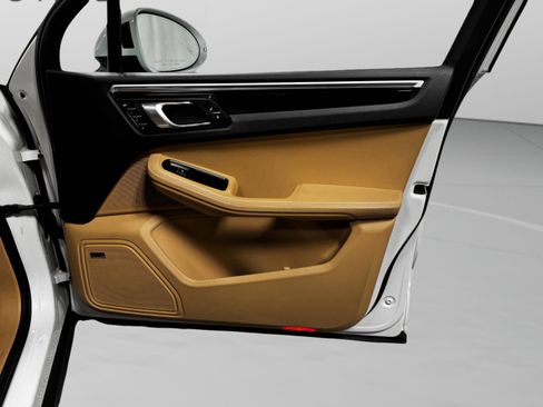 Used 2018 Porsche Macan Sport Edition image 36