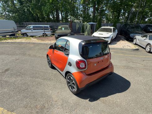 Used 2016 smart fortwo passion RWD image 31