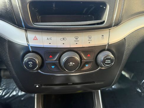 Used 2018 Dodge Journey SXT w/ Connectivity Group FWD image 23