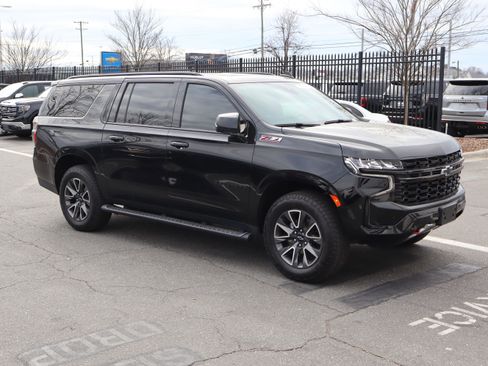 Certified 2023 Chevrolet Suburban Z71 w/ Luxury Package image 2