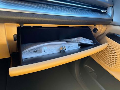 Used 2024 Kia Carnival LX image 31