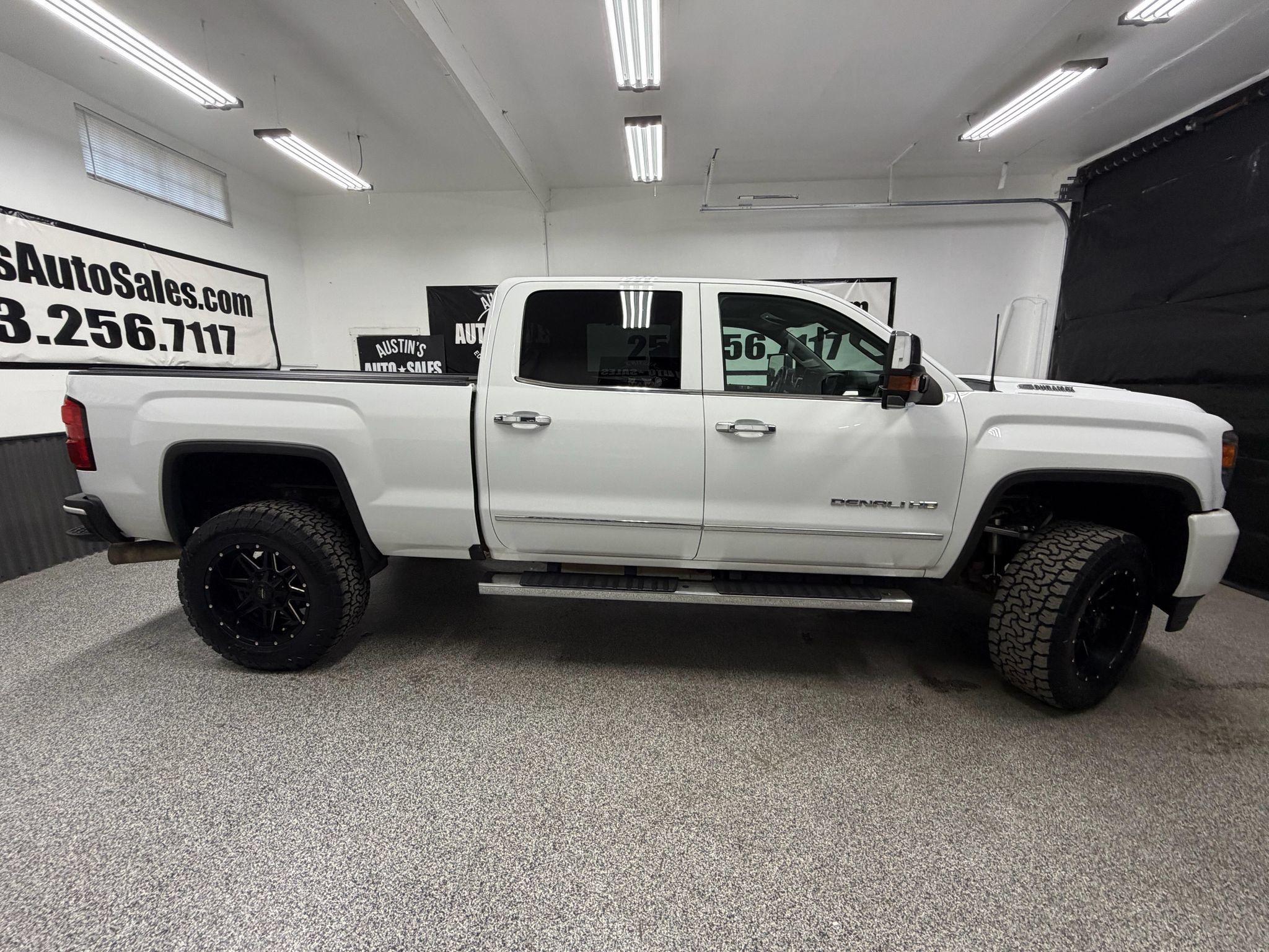 Used 2017 GMC Sierra 2500 Denali w/ Duramax Plus Package AWD/4WD image 2
