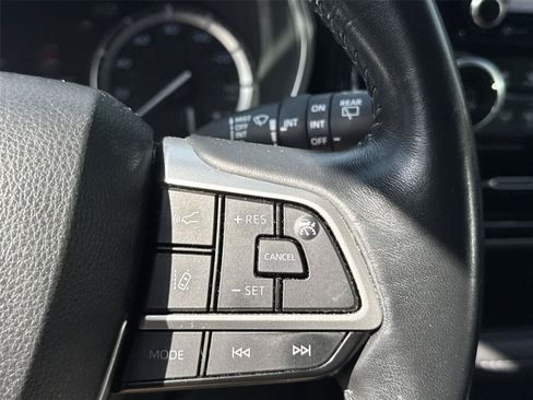 Used 2022 Toyota Highlander XLE AWD/4WD image 16