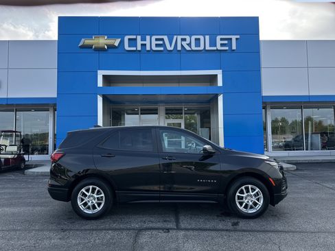 Certified 2023 Chevrolet Equinox LS w/ LS Convenience Package AWD/4WD image 2