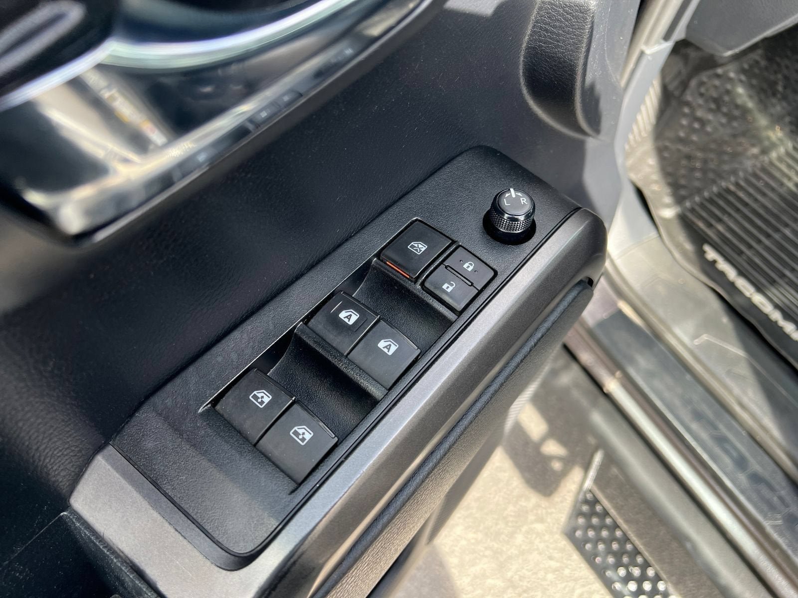 Used 2019 Toyota Tacoma TRD Off-Road AWD/4WD image 14