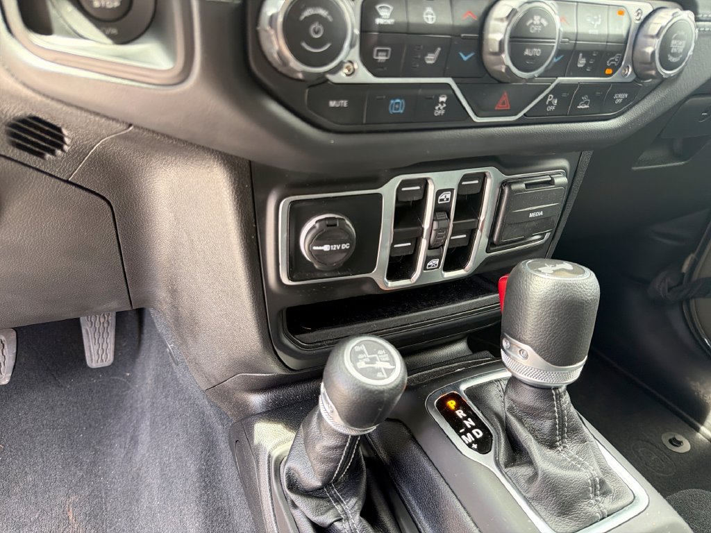 Used 2025 Jeep Wrangler Unlimited Sahara w/ Safety Group AWD/4WD image 15