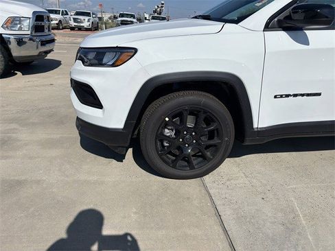 New 2026 Jeep Compass Latitude image 9