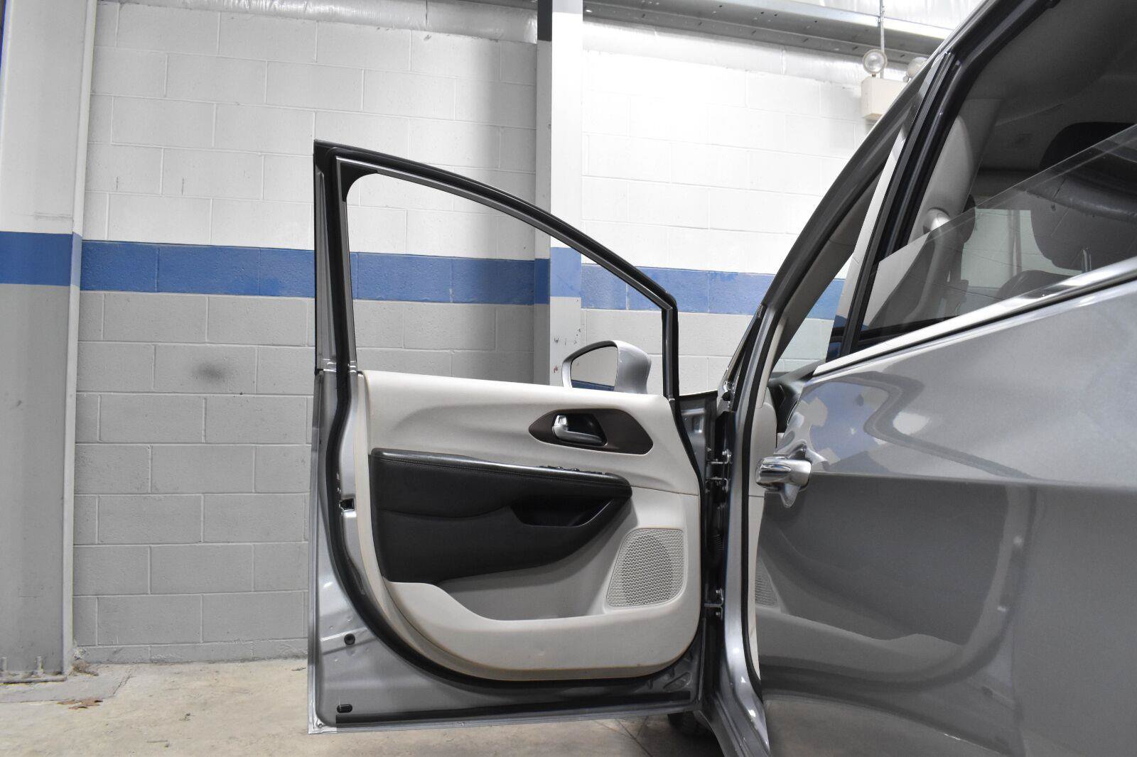 Used 2018 Chrysler Pacifica Touring-L FWD image 10