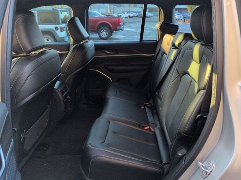 New 2025 Jeep Grand Cherokee Limited w/ Black Appearance Package image 18