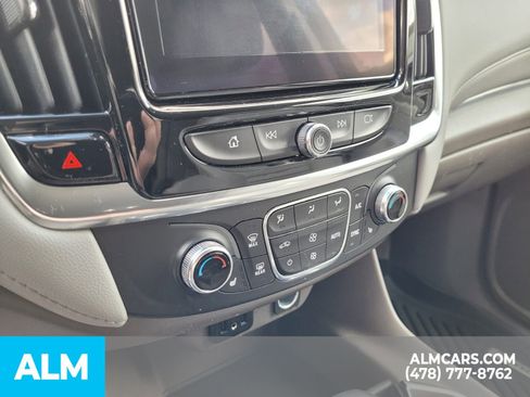 Used 2021 Chevrolet Traverse LT image 19