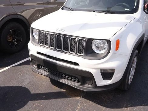 Used 2023 Jeep Renegade Latitude AWD/4WD image 2