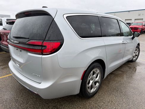Used 2024 Chrysler Pacifica Limited FWD image 2