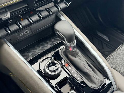 Used 2024 Chevrolet Colorado ZR2 w/ Technology Package image 30