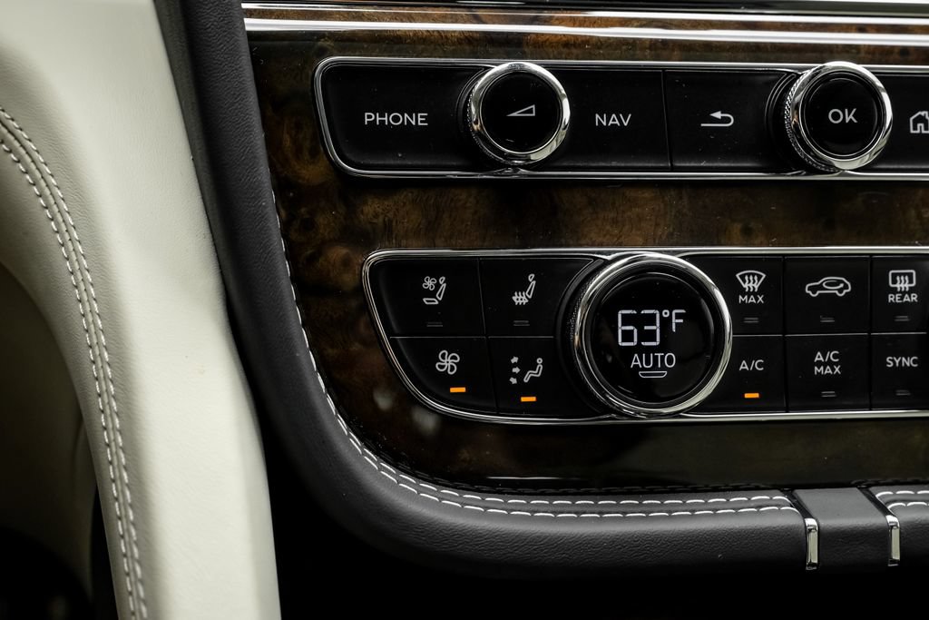 Used 2024 Bentley Bentayga AWD/4WD image 28