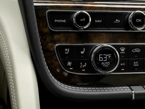 Used 2024 Bentley Bentayga AWD/4WD image 28
