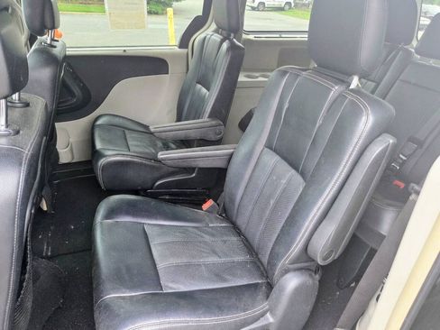 Used 2016 Chrysler Town & Country Touring-L FWD image 11