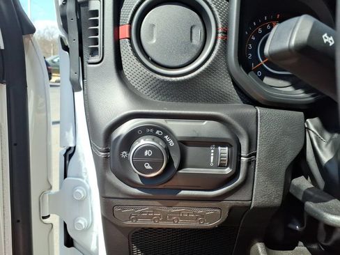 Used 2025 Jeep Gladiator Rubicon w/ Convenience Group AWD/4WD image 18