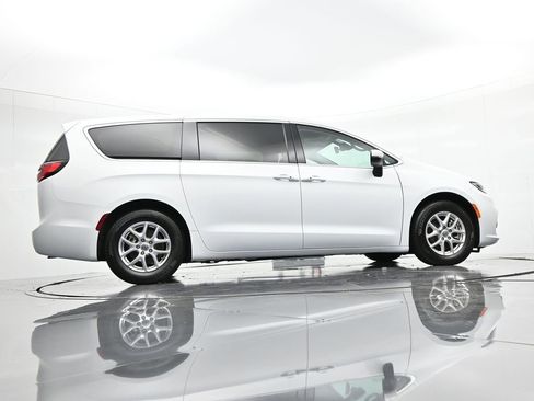 Used 2023 Chrysler Pacifica Touring-L FWD image 36