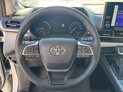 Used 2025 Toyota Sienna XLE w/ XLE Plus Package image 9