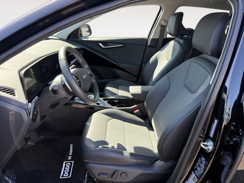 Used 2025 Kia Niro EX FWD image 10