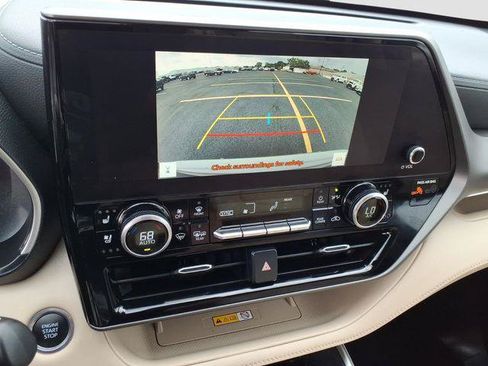 Certified 2024 Toyota Highlander Limited AWD/4WD image 14