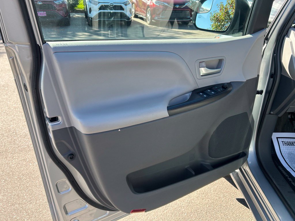 Used 2015 Toyota Sienna LE FWD image 22