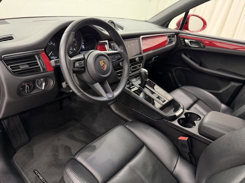 Certified 2024 Porsche Macan image 4