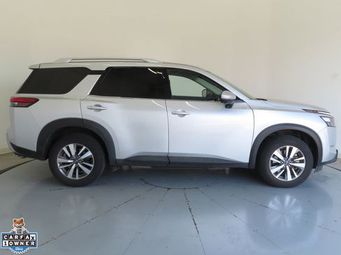 Used 2025 Nissan Pathfinder SL FWD image 2