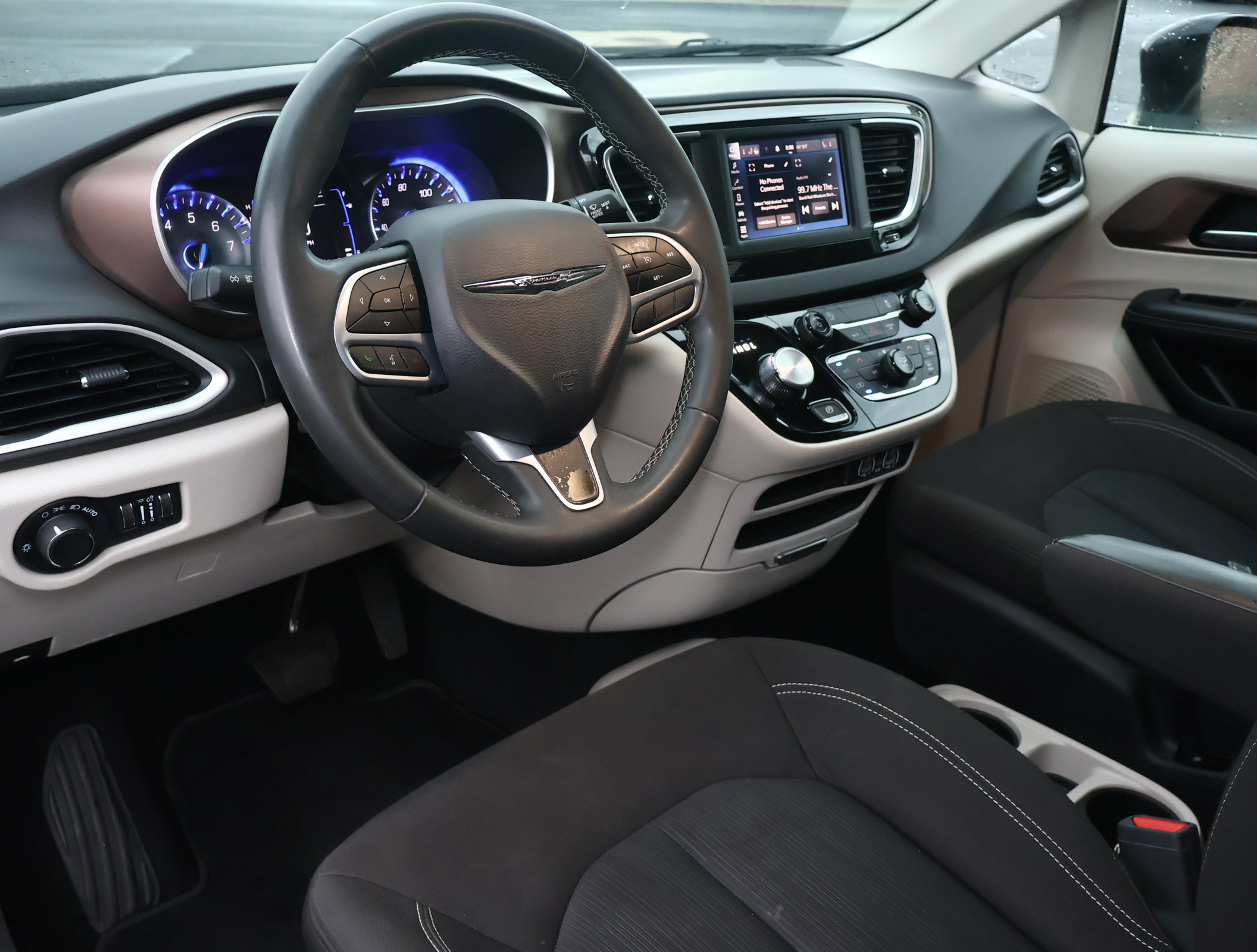 Used 2024 Chrysler Voyager LX FWD image 3