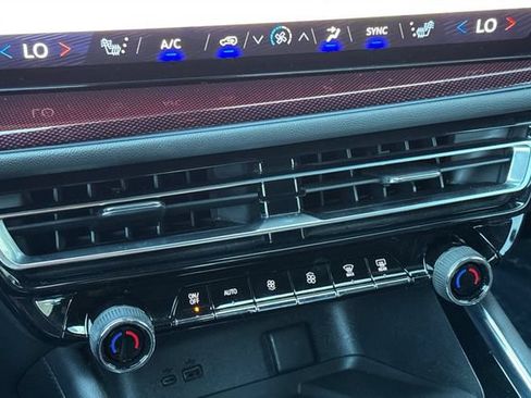 Used 2024 Chevrolet Traverse Z71 w/ LPO, Cargo Package AWD/4WD image 32