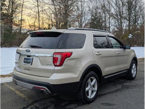 Used 2017 Ford Explorer XLT w/ Equipment Group 202A image 6